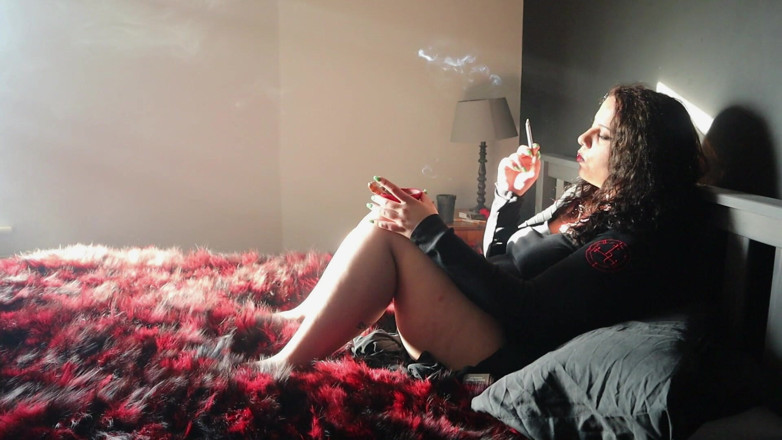 Goddess Kinx: Fumat cu vedere laterală