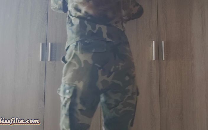 Miss Filia: Une MILF en uniforme militaire fait un strip-tease, spectacle de...