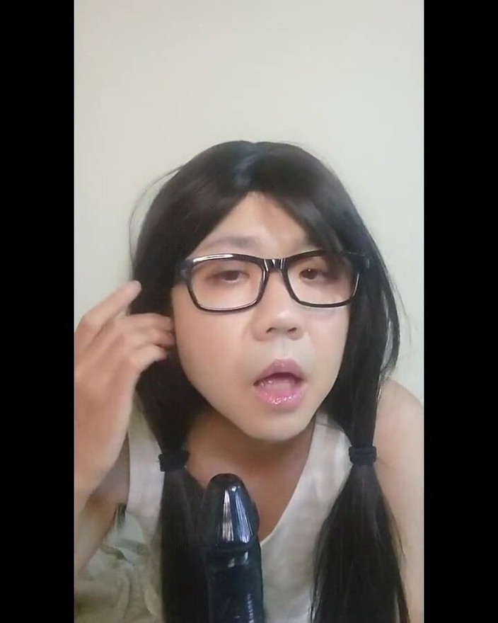 Ureniku Benten: 眼鏡をかけた女の子。