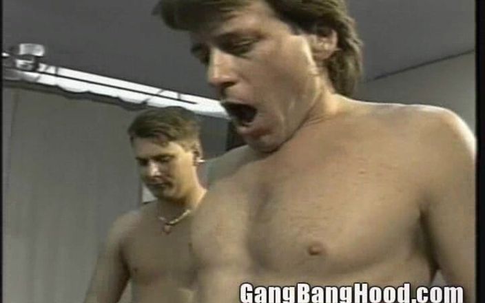 Gang Bang Hood: 大きな黒い乳首ヨランダ黒いコックワークアウトルームでの輪姦