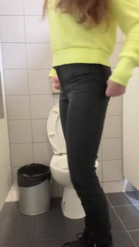 Compilație Fată în blugi negri slabi se pișă în toalete publice Pad zilnic în chiloți