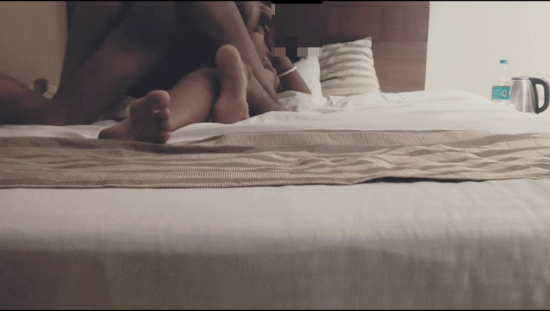 Hot boudi: Meri Biwi Ko Dost Ne Hotel Le Jake Pel Diya