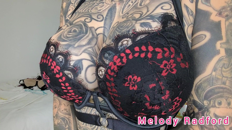 Melody Radford: Percubaan pakaian dalam hitam dan purple dan bikini mikro pada...