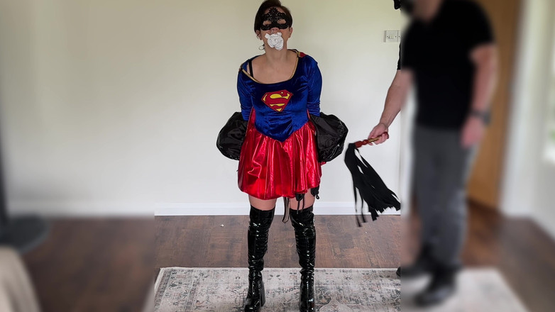 Queen-Lucy: スーパーヒロインが捕らえられ、拘束され、口を塞がれ、触れられ、鞭打ちられ、からかわれ、BDSM