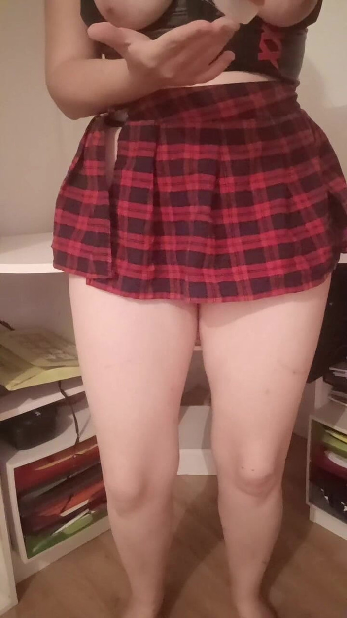 Rose Fleurs: Saya meraba diri saya sendiri dengan dildo 25 cm di vagina...