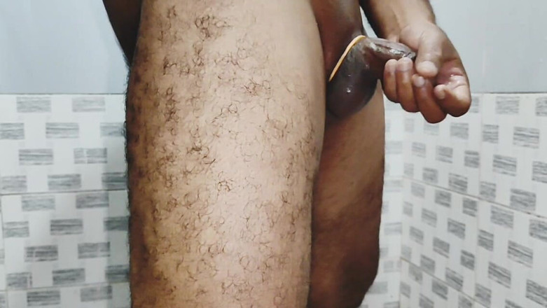 Jastin: セックスボーイがオナニーをしていたとき、突然誰かがドアをノックし、彼がオナニーしているのを捕まえた