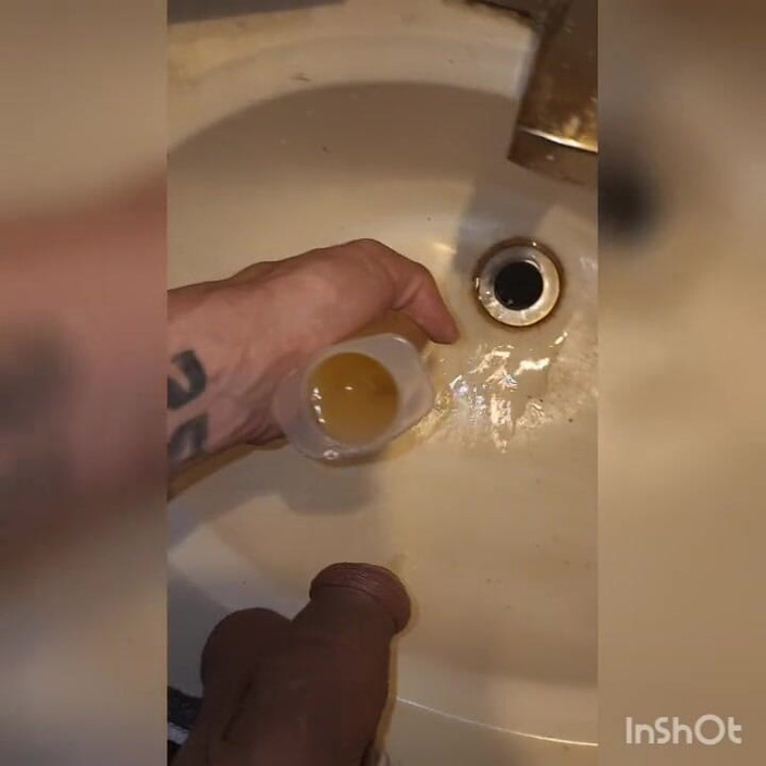 HungBareBackRabbit: Injektion av min färska heta piss i min tighta fitta.