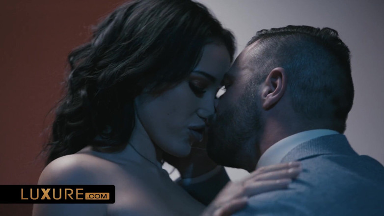 Luxure: Lola Bellucci's Sexy Surprise