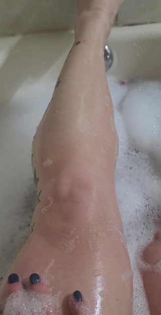 Ecko Belle: Polední polední přestávka, vaše bohyně potřebuje masírovat nohy po dlouhém...