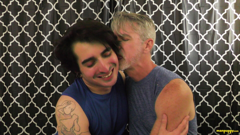 Man Puppy: Gay panas bercium dengan Johnny &amp; Richard