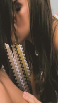 Fete cu vibrator legat Scena -1_a cuplu lesbian superb de brunete se bucură de a face sex cu vibrator legat.