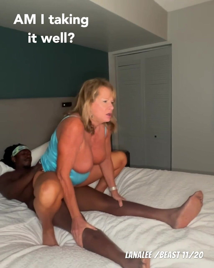 Lana Lee: Lana lee si tante seksi yang lagi ngidam dientot sama...