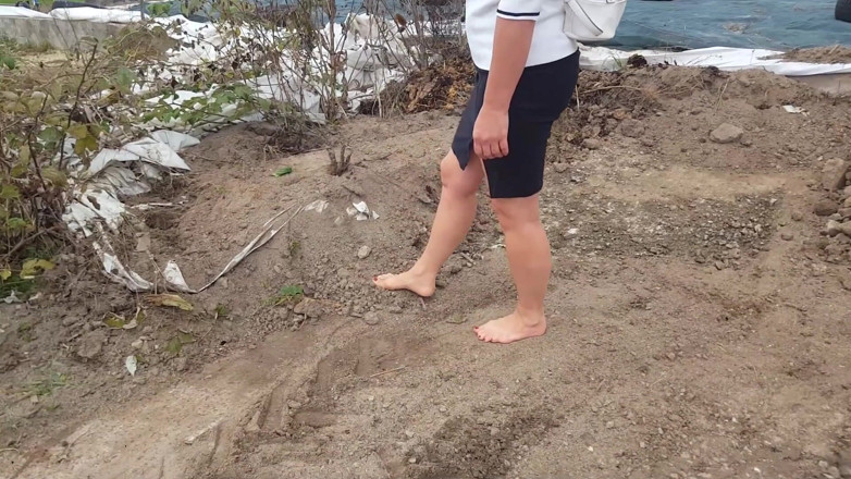 Yvette xtreme: Camminata sporca a piedi nudi con Yvette Costeau