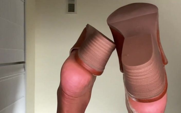 Pink Foxx: Pink Foxx bengelt haar muilezels en pronkt met voeten