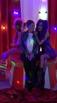 Jessie Rae se întâlnește cu clovnii nebuni cu violet și roz