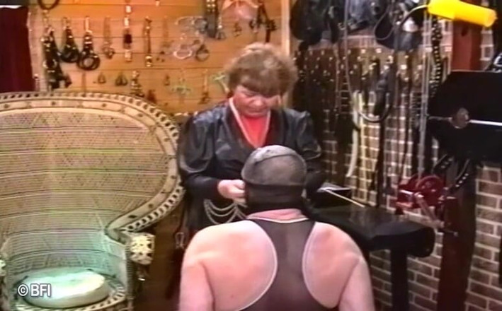 House of lords and mistresses in the spanking zone: Sahibe edepsiz kölesinin üstüne işiyor ve yarağına işkence ediyor