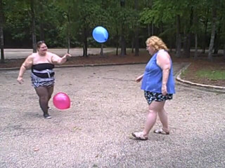 BBW nurse Vicki adventures with friends: Товстушки грають у залповий м'яч повітряними кулями
