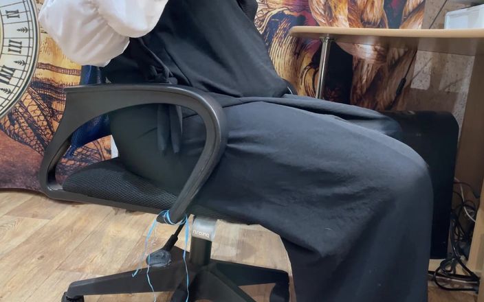 Lux Eva: La donna araba guarda porno e si masturba. Godere
