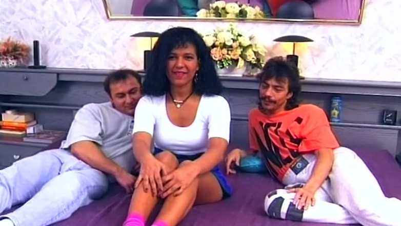 The hobby fuckers: Brunetă matură umplută dublu în frenezie cu sex în trei