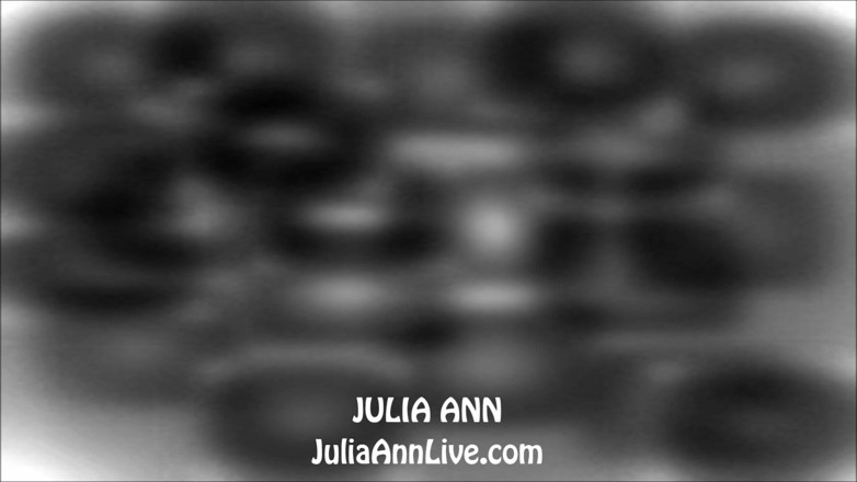Julia Ann: Julia Ann em diversão dupla com cinta-caralho !!