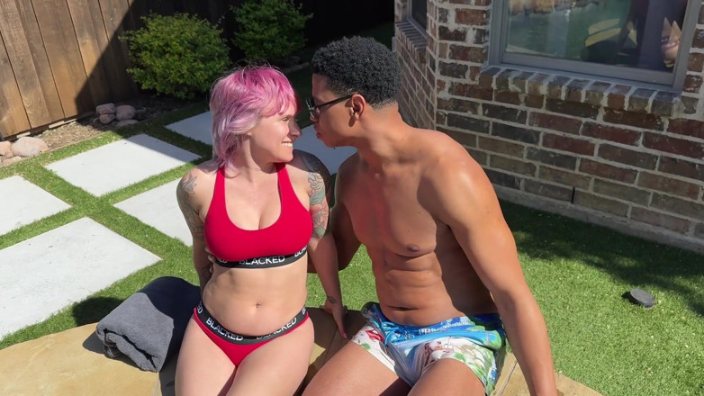 Cutikatxoxo: Alternativ MILF knullas i poolen av BBC