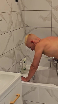 Sexo en el baño folló a su amigo 3