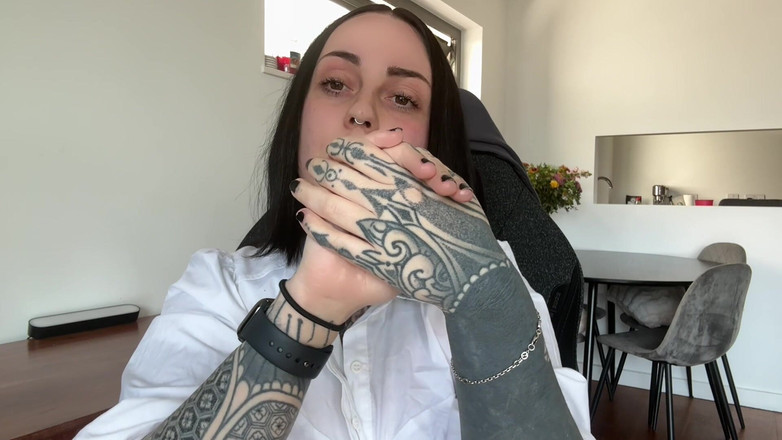 Miss Valentina: Fetiș cu mâini joi