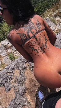 Follada hardcore, casi me caí sobre el acantilado - sexo áspero al estilo perrito e intensa mamada al aire libre en primer plano