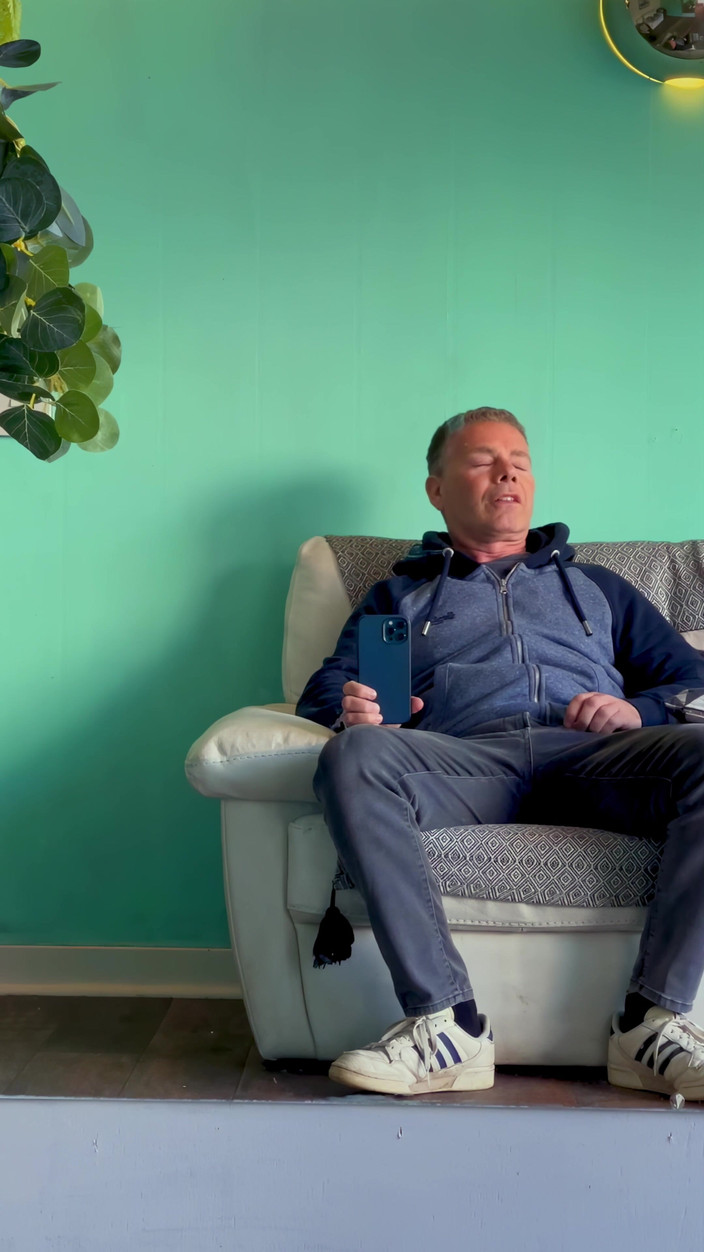 NakedFoxx: Riskantní barber shop tření mrdky k orgasmu s lidmi v...