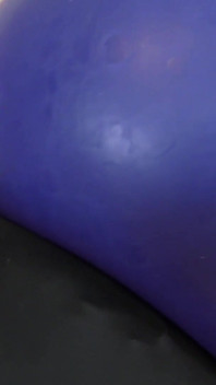 Facesitting sur une robe en latex bleu !
