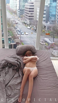 Kojící buties: ikonická insta dívka souhlasila s sólo nahou sestavou a po záběru zblízka na video, šukání