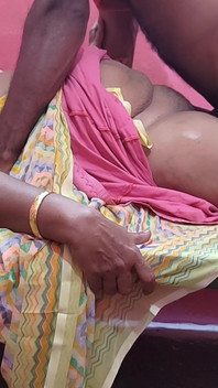 Macocha była w sypialni, a chłopak z Yong złapał ją za piersi i uprawiał z nią seks