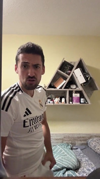 Fußballer wichst im Badezimmer und spritzt sehr tierisch