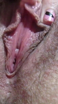 Mokré stříkání v HD. Hrátky s velkým klitorisem a orgasmus