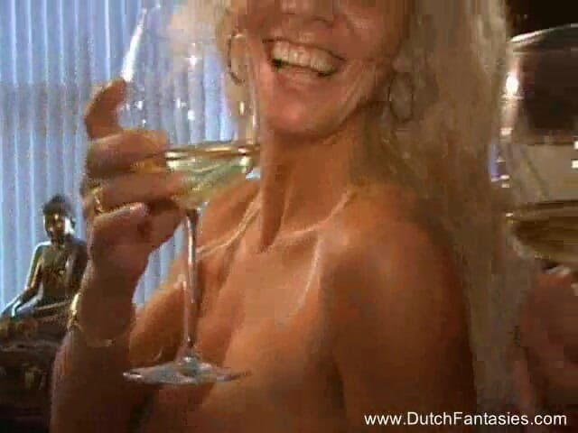 Dutch Fantasies: Milf bionda si fa leccare e sbattere la figa