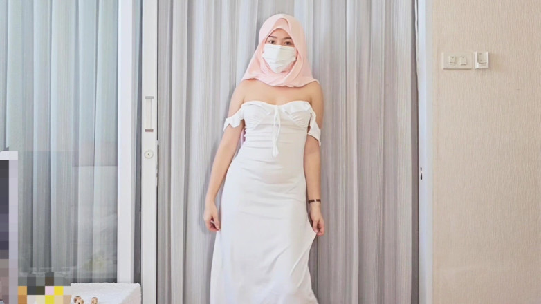 LittleMuslim: Atemberaubender Hijab: Probieren Sie moderne Kleider mit einer Wendung an