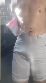 이 젊은 사이클리스트 소년은 화장실에 만들었지만 더 이상 오줌을 참지 못하기 때문에 여전히 젖어 있습니다.