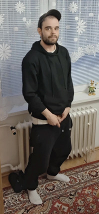 Hranie Sa a Predvádzanie Pred Oknom U Mňa Doma