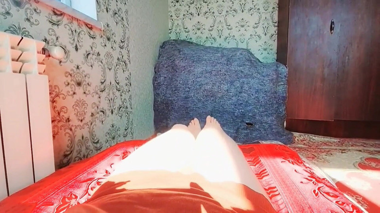 Kitty_Cross: Lekfull transflicka som visar lårtatuering i kort kjol