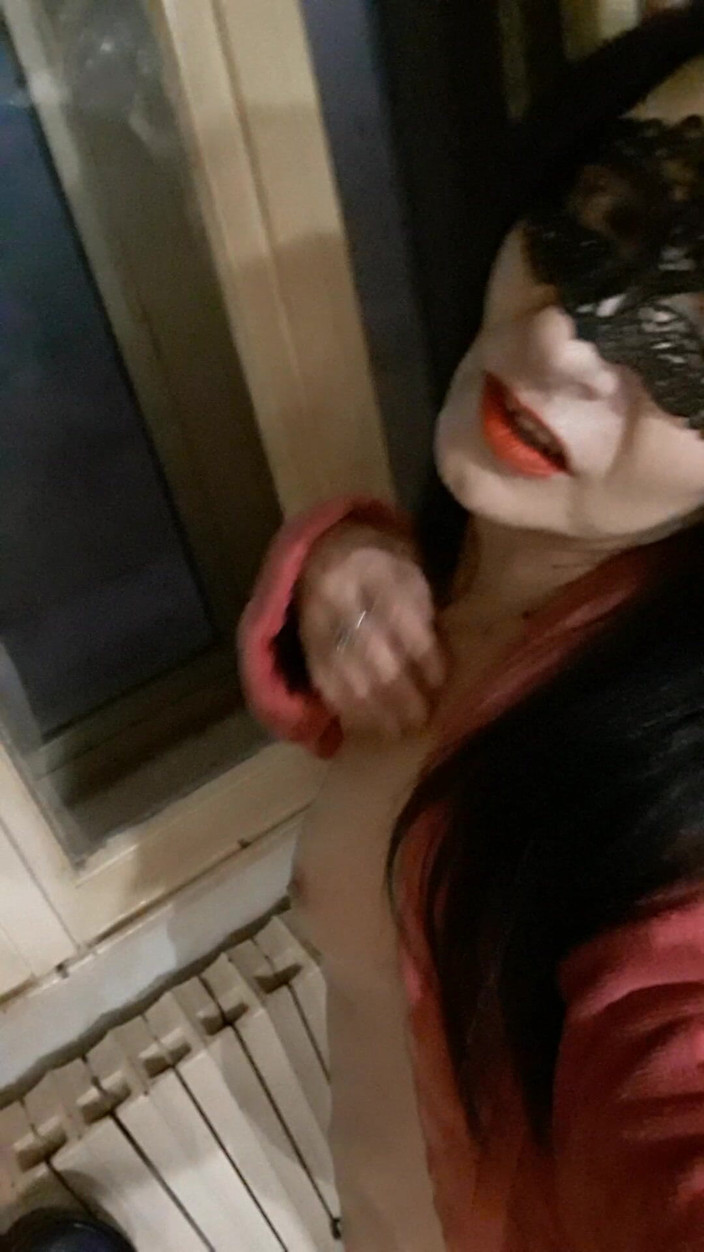 WEBREGINETTA2023: Berdiri di kursi kosong di depan jendela