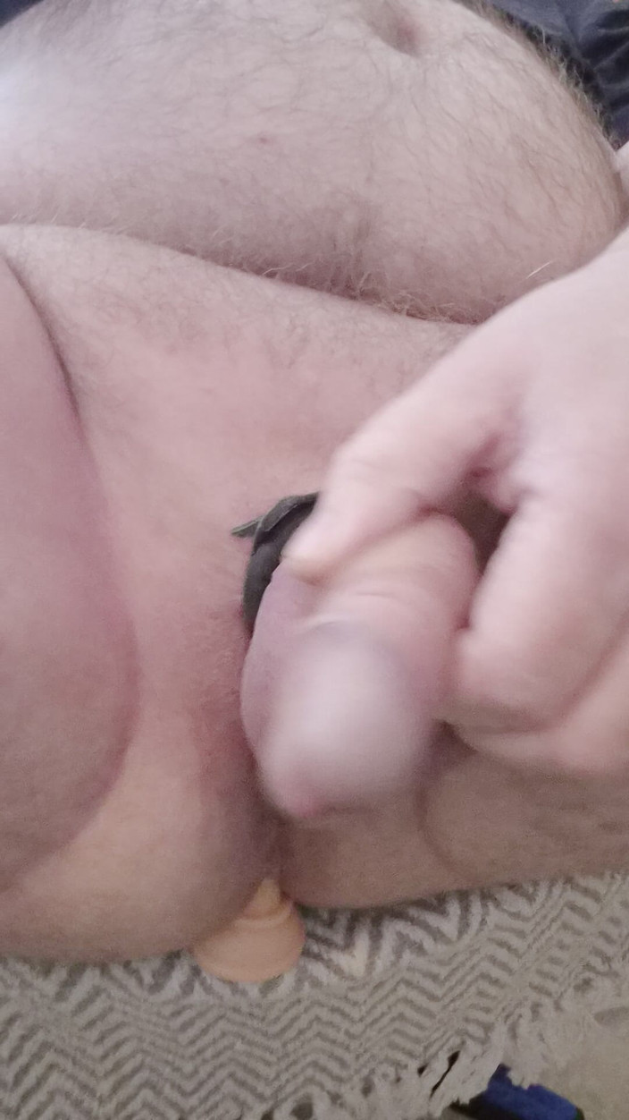 Pellefnatt: Дедушка сидит в шезлонге и играет со своим членом с фаллоимитатором в заднице