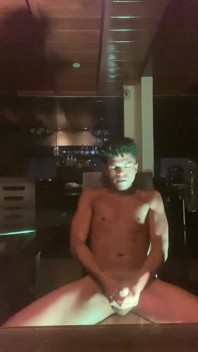 Magere zwarte kerel speelt met zijn enorme pik en pronk met zijn kont