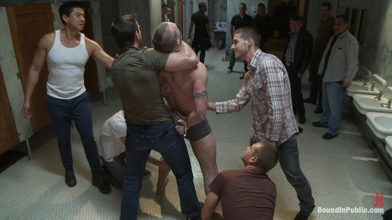 Bound in public: O lutador é fodido por uma multidão com tesão em um...