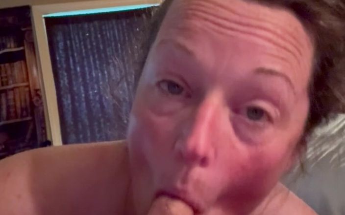 Bonewizzard69: Schöne ehefrau bonemaiden wackelt mit ihren zehen und streichelt und...