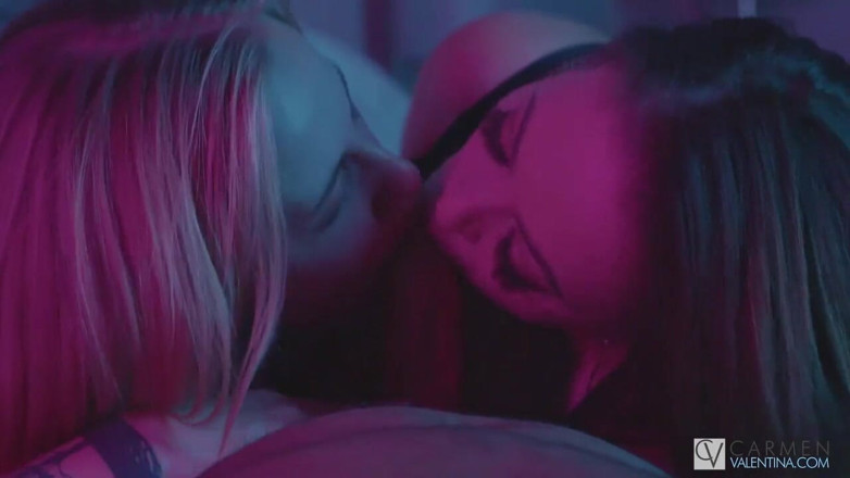 Carmen Valentina: Carmen Valentina a Marie Hardon dojí velký penis