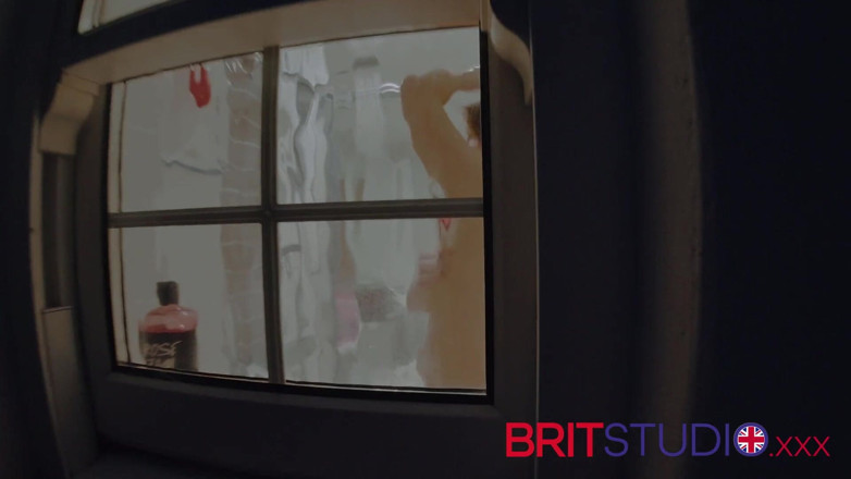 Brit Studio: Bạn xem hàng xóm của bạn trong phòng tắm