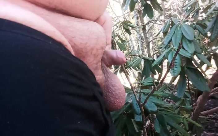BigFucker: Super-pulă care se pișă cu pula Smegma necircumcisă în pădure
