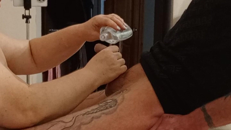 Zona901: Hàng xóm làm một công việc tay cu dầu