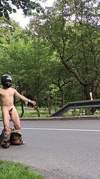 Cazzo di masturbazione sulla strada, quasi preso
