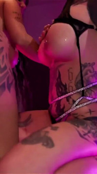 纹身熟女和egon分享热辣的3P